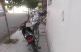 Motos y bicicletas en la vereda: Se reiteran quejas de vecinos